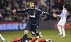 米兰体育官网-恩比德关键先生本色尽显，公牛强压马刺诠释现代篮球攻防博弈