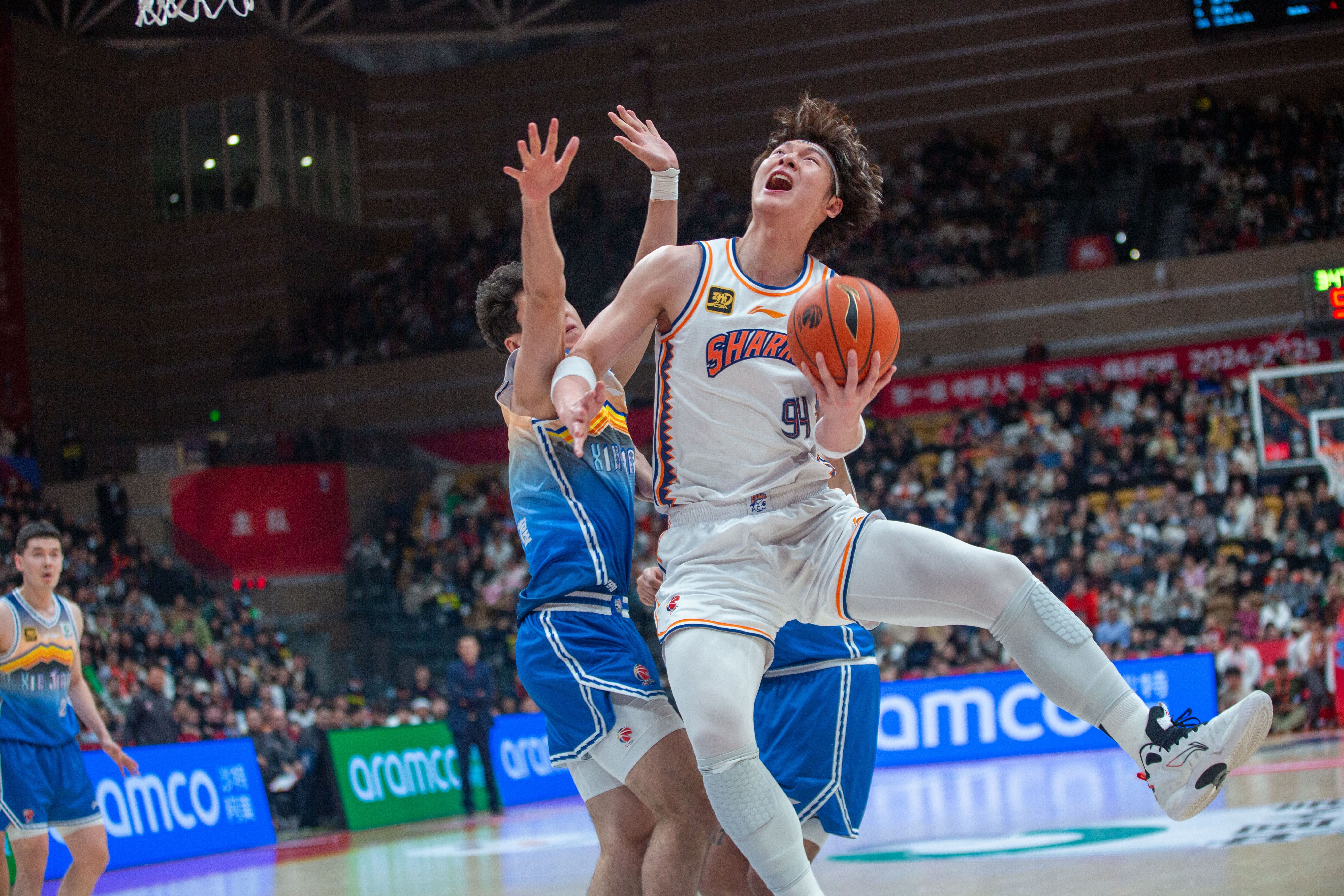 势不可挡!男子篮球选手率队进入决赛的简单介绍 势不可挡!男子篮球选手率队进入决赛的简单介绍