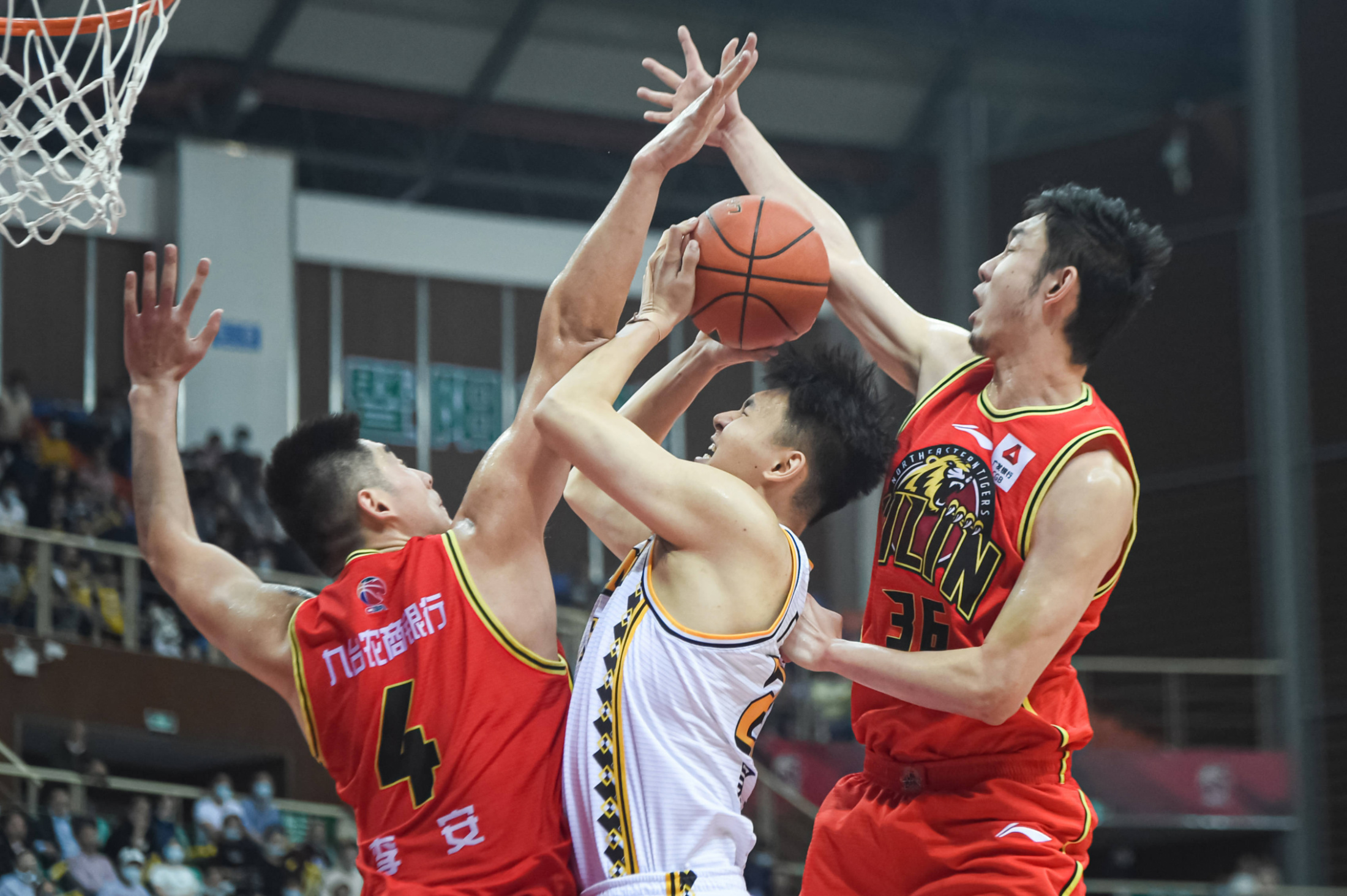 势不可挡!男子篮球选手率队进入决赛的简单介绍 势不可挡!男子篮球选手率队进入决赛的简单介绍