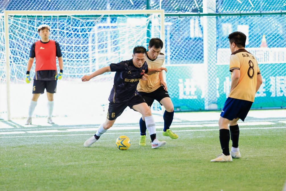 赛事高潮迭起,球员们激情拼搏的简单介绍 赛事高潮迭起,球员们激情拼搏的简单介绍