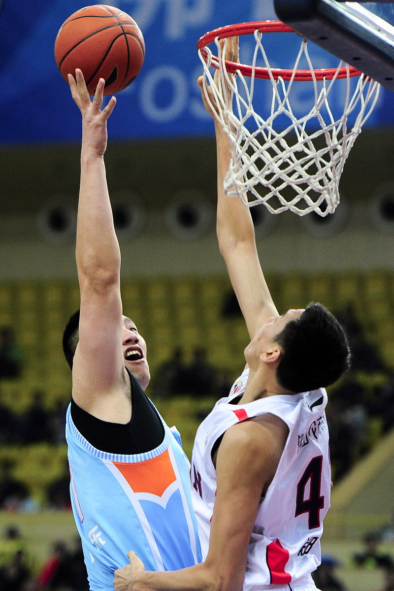 包含中国男篮血洗马刺，西蒙斯关键制胜的词条